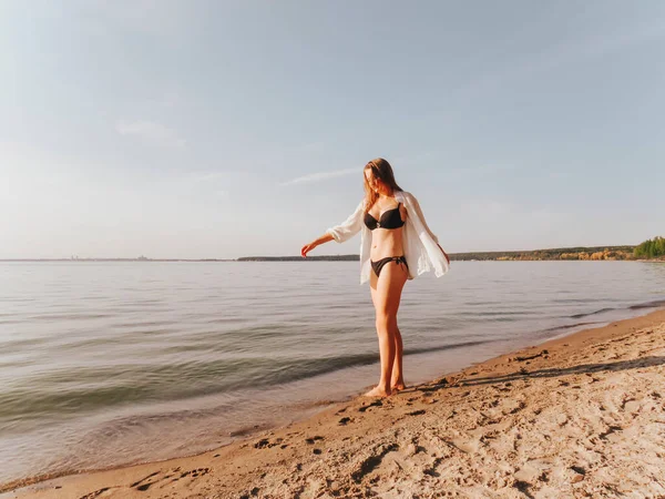 Attraktiv Ung Blond Kvinna Med Vacker Solbrun Kropp Svart Bikini — Stockfoto