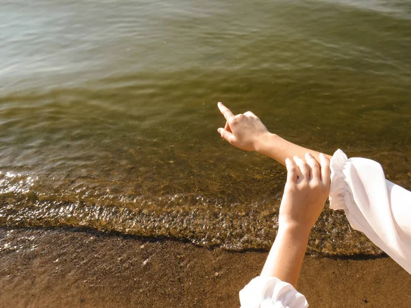 Руки Молодой Женщины Указывающие Небо Солнечным Светом Летним Вечером Закате — стоковое фото