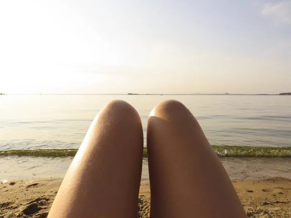Загорелые Стройные Ноги Молодой Женщины Песчаном Пляже Фоне Воды Морской — стоковое фото