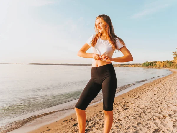 Aantrekkelijke Jonge Fitnessvrouw Met Een Slank Lichaam Zwarte Legging Een — Stockfoto