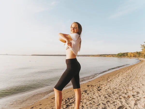 Attraktiv Ung Fitness Kvinna Med Smal Kropp Svarta Leggings Och — Stockfoto