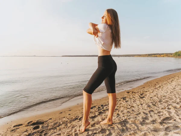Attraktiv Ung Fitness Kvinna Med Smal Kropp Svarta Leggings Och — Stockfoto