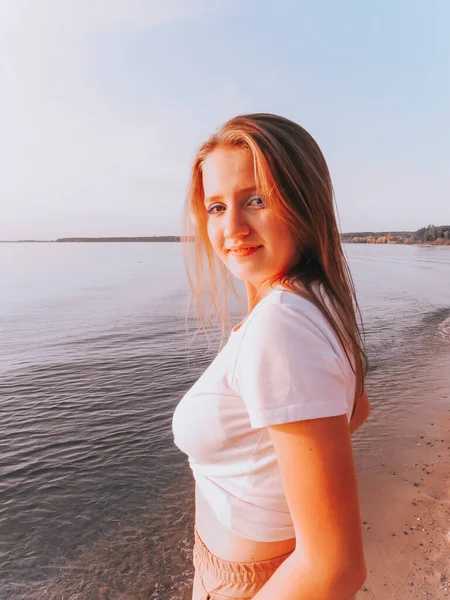 Uma Jovem Mulher Loira Atraente Uma Praia Areia Junto Água — Fotografia de Stock