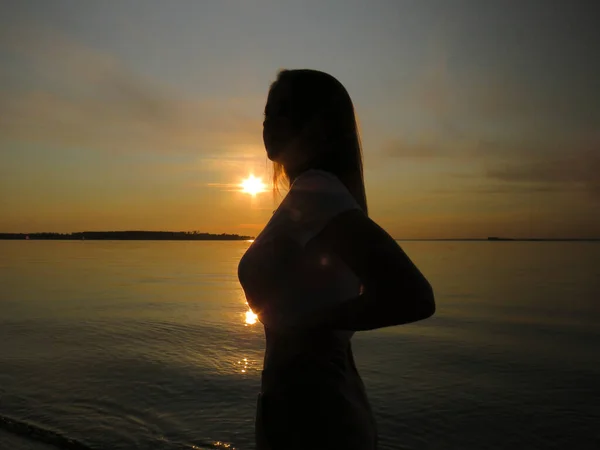 Силуэт Молодой Женщины Распростертыми Объятиями Солнца Закате Песчаном Берегу Морской — стоковое фото