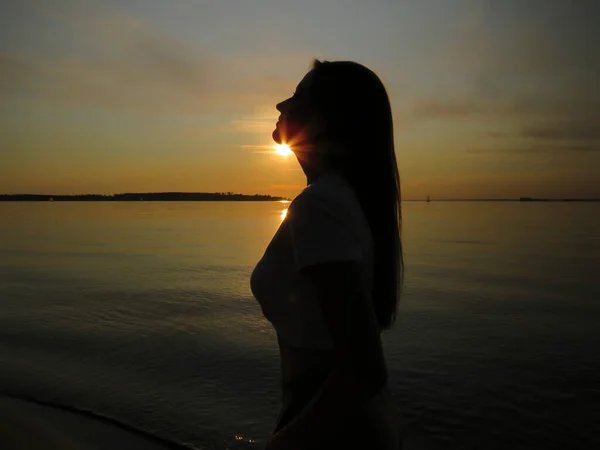Силуэт Молодой Женщины Распростертыми Объятиями Солнца Закате Песчаном Берегу Морской — стоковое фото