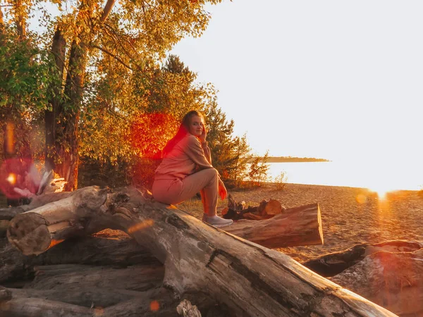 Рыжая Молодая Женщина Бежевом Спортивном Костюме Свете Оранжевого Солнца Блистает — стоковое фото