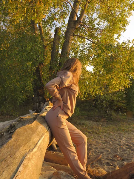 Рыжая Молодая Женщина Бежевом Спортивном Костюме Свете Оранжевого Солнца Блистает — стоковое фото