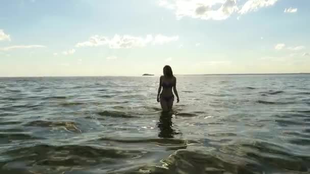 Молодая Привлекательная Женщина Купальнике Оранжевом Свете Солнца Фоне Воды Морском — стоковое видео