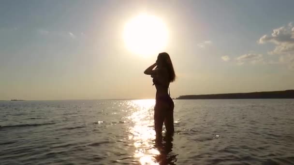Una Joven Atractiva Mujer Traje Baño Bikini Luz Naranja Del — Vídeo de  stock © yurmtshin1@ #548240566
