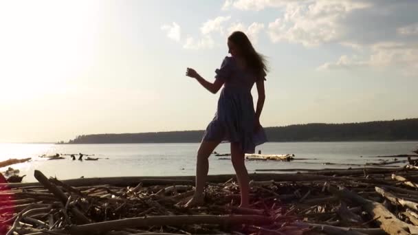 Uma Jovem Mulher Descalça Bonita Com Pernas Finas Vestido Verão — Vídeo de Stock