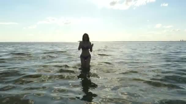 비키니 매력적 여름날 저녁해 가지면 해변의 물가에서 광선을 받으며 아름다움 — 비디오