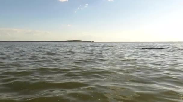 Deniz Koyunda Bir Yaz Akşamı Gün Batımında Bikinili Zayıf Vücutlu — Stok video