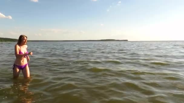 Jovem Atraente Com Corpo Magro Biquíni Correndo Água Baía Mar — Vídeo de Stock