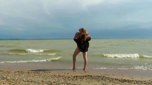 Młoda Blondynka Pięknym Ciałem Czarnym Bikini Kostiumie Kąpielowym Otwartą Koszulą — Wideo stockowe