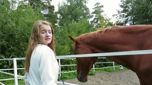 Een Mooie Jonge Vrouw Een Witte Zijden Blouse Zwarte Korte — Stockvideo