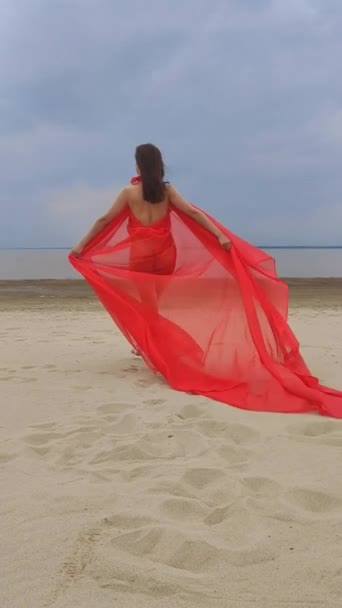 Μια Νεαρή Μελαχρινή Χορεύτρια Γυμνό Λεπτό Σώμα Κόκκινο Μεταξωτό Πέπλο — Αρχείο Βίντεο