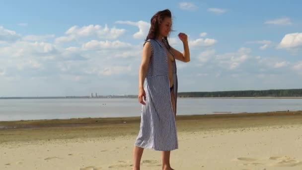 Młoda Brunetka Szlafroku Plażowym Nagim Ciele Piaszczystej Plaży Koncepcja Wakacji — Wideo stockowe