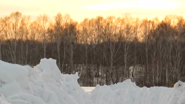 Zimní Cesta Sněhových Závějích Přes Pole Krajině Při Západu Slunce — Stock video