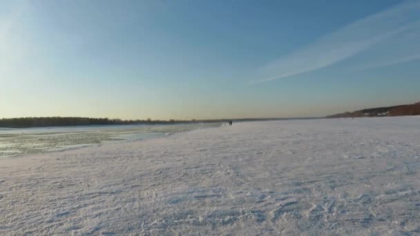 Ανοιξιάτικο Ρεύμα Πάγου Επιπλέων Πάγος Στον Ποταμό Στη Δυτική Σιβηρία — Αρχείο Βίντεο