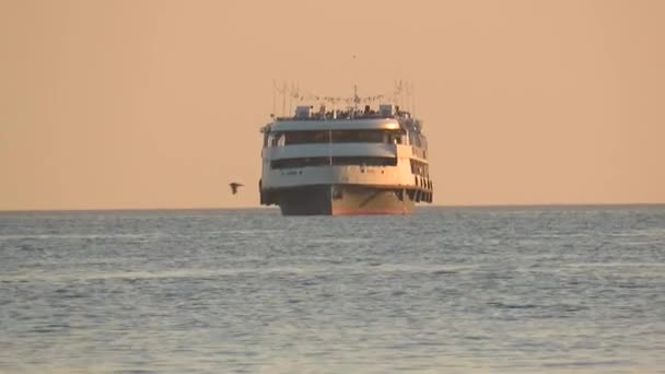 Barco Turístico Pie Agua Bahía Del Mar Atardecer Una Noche — Vídeos de Stock