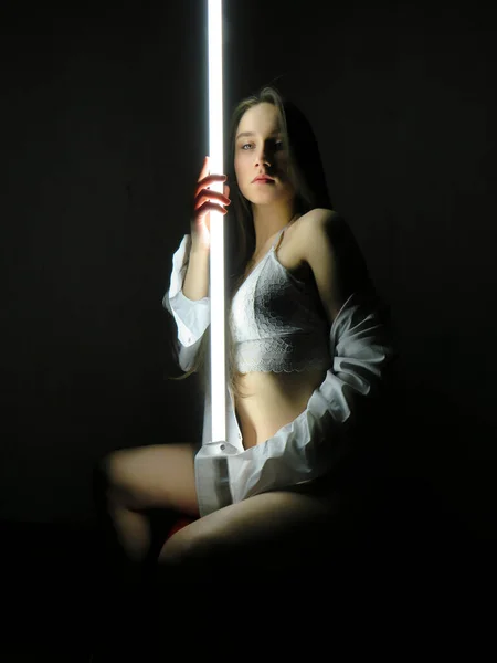 Beyaz Dantel Çamaşırlı Çekici Bir Kadın Neon Lambanın Işığında Estetik — Stok fotoğraf