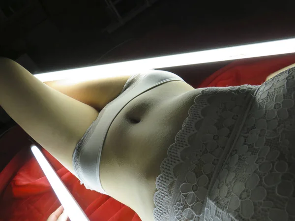 Beyaz Dantelli Çamaşırlı Genç Bir Kadının Seksi Vücudu Estetik Kadın — Stok fotoğraf