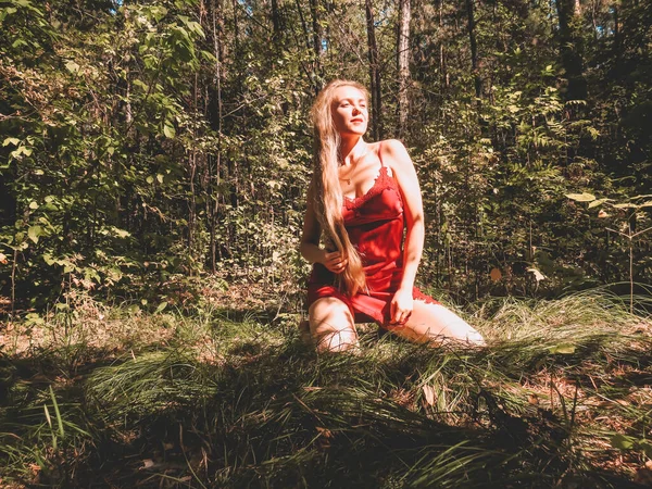 Sexy Blondýnka Dlouhými Vlasy Červeném Hedvábí Negližé Pózující Létě Jehličnatý — Stock fotografie