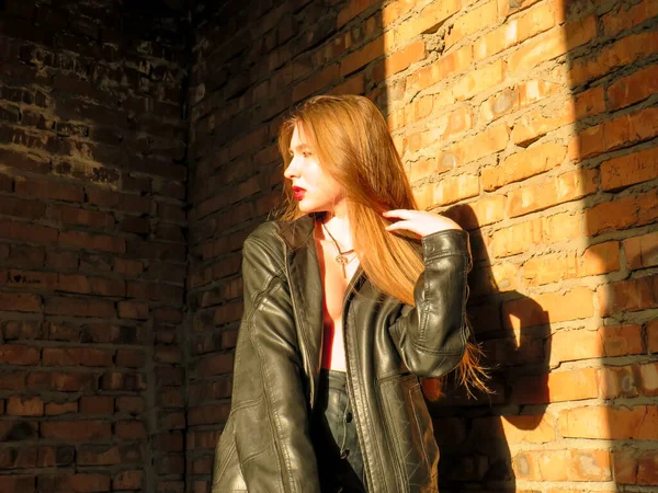 Привлекательная Рыжеволосая Женщина Черной Кожаной Куртке Напротив Кирпичной Стены Полосе — стоковое фото