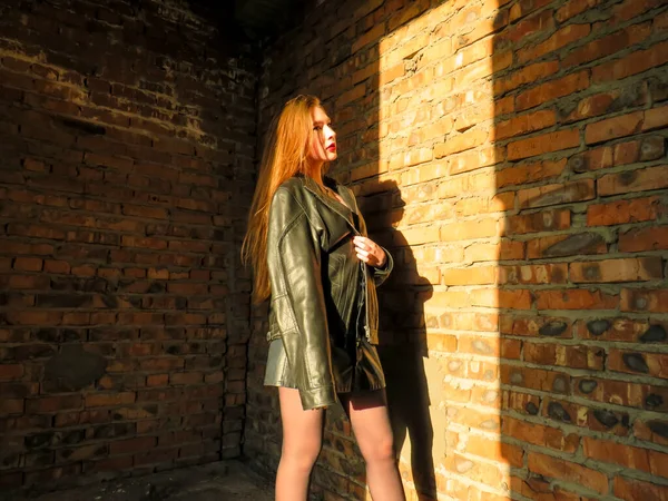 Une Jolie Femme Rousse Vêtue Une Veste Cuir Noir Contre — Photo