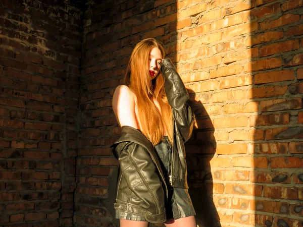 Junge Rothaarige Sexy Frau Posiert Oben Ohne Vor Einer Backsteinwand — Stockfoto