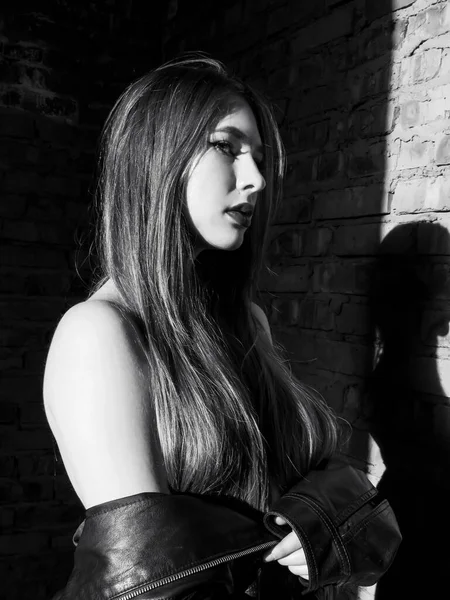 Молода Сексуальна Жінка Позує Топлес Цегляну Стіну Чорно Біле Зображення — стокове фото