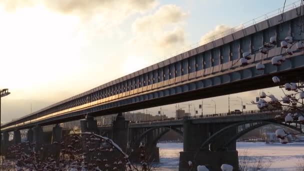 Novosibirsk Teki Nehri Nin Karşısındaki Metro Köprüsü Aralık Ayında Bir — Stok video