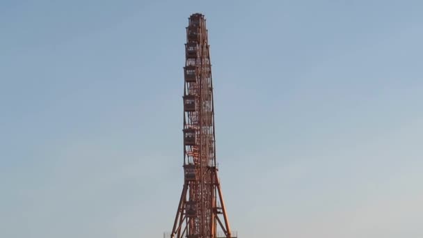 Ferris Wiel Het Recreatiepark Aan Oever Van Rivier Novosibirsk Een — Stockvideo