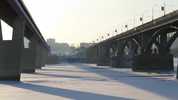 Puente Metro Sobre Río Novosibirsk Una Noche Invierno Diciembre Atardecer — Vídeos de Stock