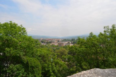 Dağın tepesinden manzara var. Şehir dağlarla çevrilidir. Açık havada, gördüğünüz şeyin güzelliği nefes kesici..
