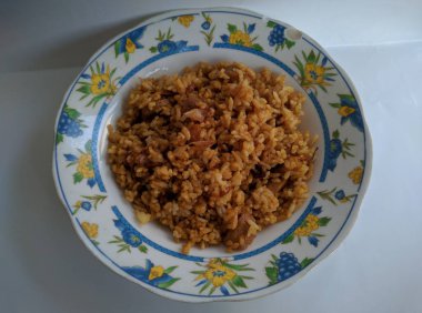 Lezzetli Endonezya pilavının yakın çekimi.