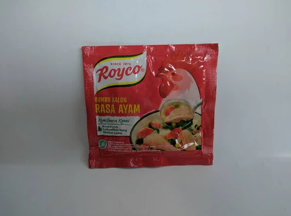 CIANJUR, INDONESIA: 1 Nisan 2022: ROYCO marka tavuk çeşnili ürün fotoğrafı