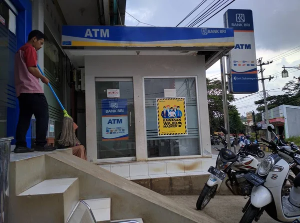CIANJUR, INDONESIA: 1 Nisan 2022: BRI ATM veya para çekme yeri BRI