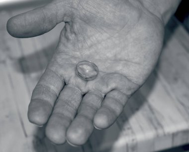 Alyansı olan kişinin eli.