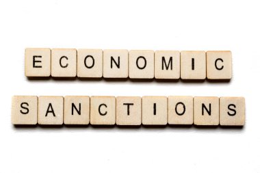 Ukrayna 'daki savaş kavramı Ekonomik Yaptırımlar' ı gösteren bir işaret gösteriyor.