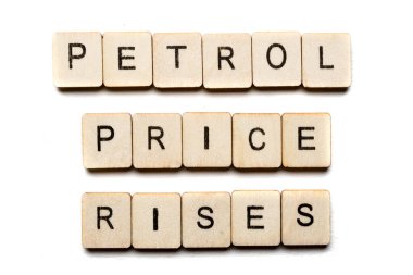 Ukrayna 'daki savaş konsepti Petrol Fiyatlarının Arttığını gösteren bir tabela gösteriyor.