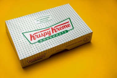 Londra, Birleşik Krallık, 21 Mart 2022 - Sarı arka planda bir kutu Krispy Kreme Donutu