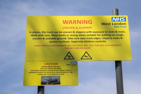 イギリス 2022年4月20日 ブロードモア セキュリティ病院近くの看板の読み上げ警告 Uneven Slippy — ストック写真