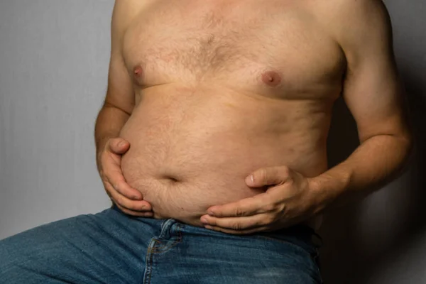 Een Overgewicht Shirtless Blanke Man Zitten Houden Zijn Vet — Stockfoto