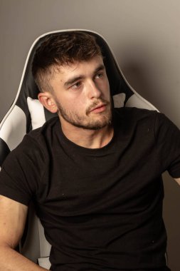 Bir Üniversite Erkek Öğrencisi bir video oyunu oynuyor 