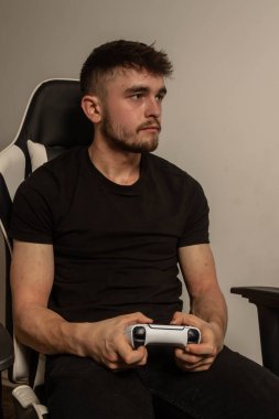 Bir Üniversite Erkek Öğrencisi bir video oyunu oynuyor 