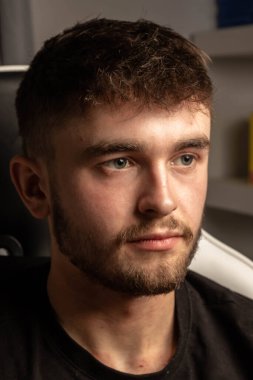 Bir Üniversite Erkek Öğrencisi bir video oyunu oynuyor 