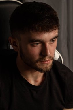 Bir Üniversite Erkek Öğrencisi bir video oyunu oynuyor 