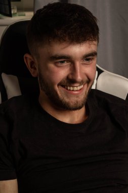 Bir Üniversite Erkek Öğrencisi bir video oyunu oynuyor 