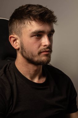 Bir Üniversite Erkek Öğrencisi bir video oyunu oynuyor 
